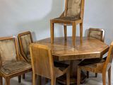 quatre chaises disposées autour d'une table sur laquelle se trouve une chaise