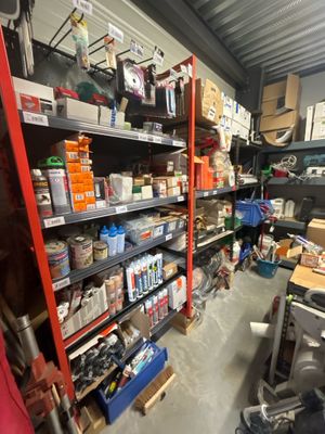 une pièce avec beaucoup d'objets sur les étagères