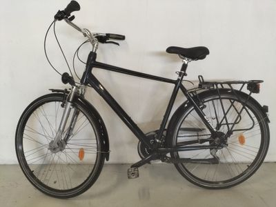 un vélo noir appuyé contre un mur