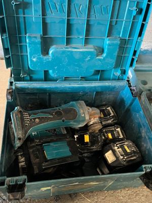 une boîte à outils bleue avec des outils sur le sol