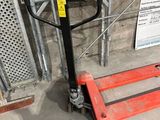 un cariste assis par terre devant un bâtiment
