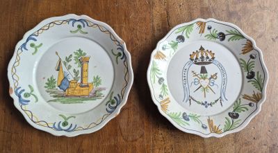 Antoine MONTAGNON à Nevers. Deux assiettes en faïence à déco…