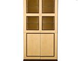 image d'un meuble en bois avec des portes en verre et des étagères