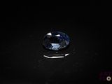 gros plan d'un diamant bleu sur une surface noire