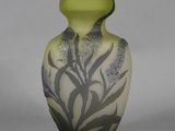 un vase vert orné d'un motif noir et blanc