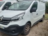 deux camionnettes blanches garées l'une à côté de l'autre dans un parking