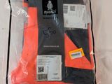 une photo montrant un pantalon orange posé sur un drap blanc