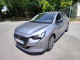 La voiture argentée est garée sur le bord de la route.
