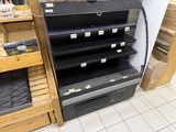 de nombreuses étagères vides dans un magasin sur lesquelles se trouvent des produits alimentaires