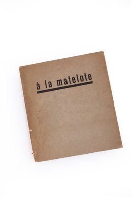 un livre ouvert, sur lequel figurent des caractères noirs, posé sur une surface blanche
