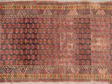 un vieux tapis à motifs rouges et bleus