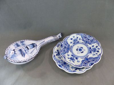 deux assiettes bleues et blanches et une cuillère posées sur une table
