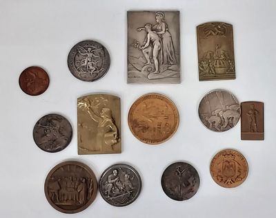de nombreuses pièces de monnaie différentes sur une surface blanche