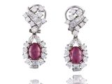 une photo d'une paire de boucles d'oreilles en rubis et diamants