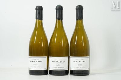 trois bouteilles de vin posées sur une table l'une à côté de l'autre