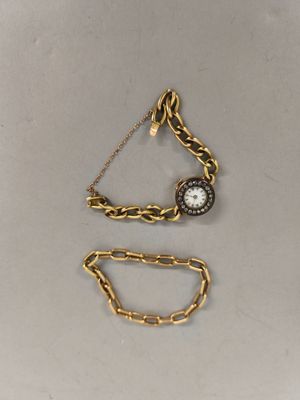 deux bijoux sont présentés sur une surface blanche