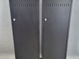 paire de casiers en acier noir avec des trous sur les portes