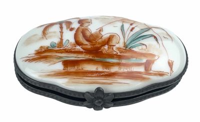 une petite boîte sur laquelle figure l'image d'un homme assis dans un bateau