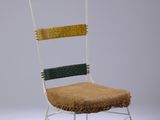 une image représentant une chaise dont l'assise est multicolore, posée sur une surface blanche
