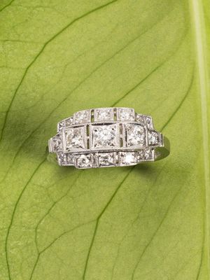 Bague en or gris 18k (750e), à décor géométrique, ornée de d…