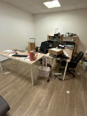 une pièce avec un bureau et une chaise