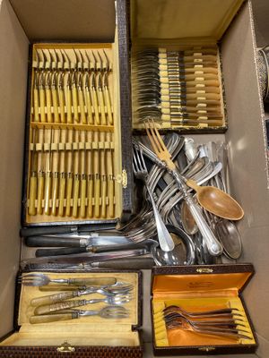 une boîte remplie d'argenterie et d'ustensiles en bois