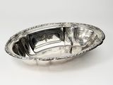 une assiette en argent antique sur fond blanc avec un fond blanc
