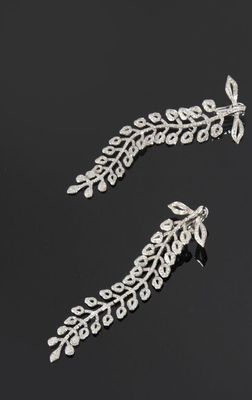 une paire de boucles d'oreilles en diamant sur fond noir