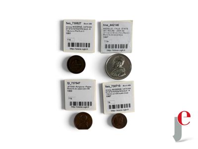trois quarts de pièces et un quart de dime posés sur une surface blanche
