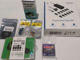 une boîte contenant des appareils électroniques posée sur une table à côté d'une boîte de piles