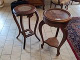 deux tables posées à même le sol dans la pièce