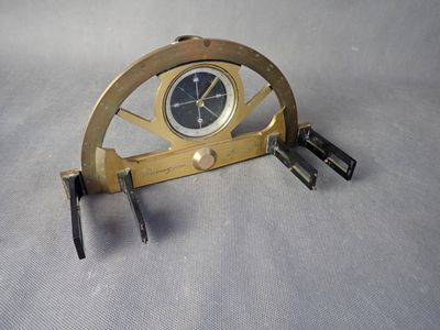 une horloge posée sur une table