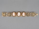 un bracelet en or orné de camées et de filigranes