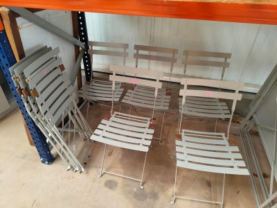 un grand nombre de chaises posées sur le sol