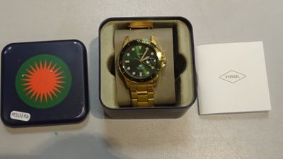 une boîte avec une montre à l'intérieur et une boîte avec une montre à l'intérieur