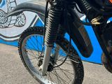 une moto garée devant un mur recouvert de graffitis