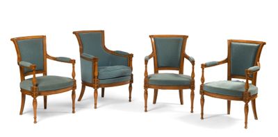 SUITE DE TROIS FAUTEUILS ET UNE BERGÈRE en hêtre mouluré et … - Photo 1