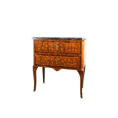 une image d'une commode avec un plateau en marbre