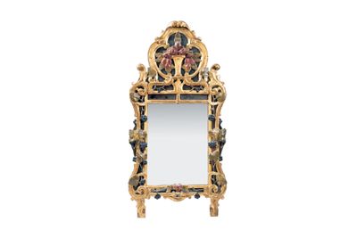 un miroir ouvragé avec un cadre doré sur fond blanc