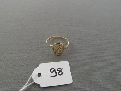 Gros plan sur une bague en or portant une étiquette