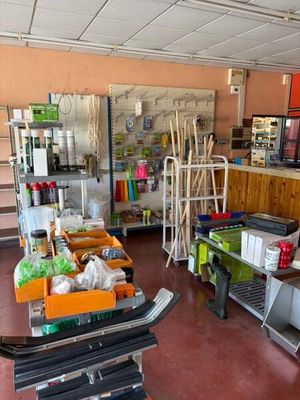 une grande pièce remplie d'objets