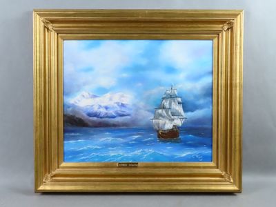 une peinture à l'huile représentant un voilier en pleine mer, avec des nuages en arrière-plan