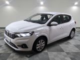 la voiture blanche est garée sur le sol à carreaux d'une pièce