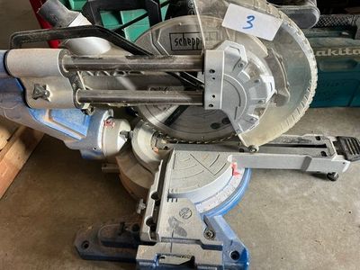 une photo d'une scie circulaire posée sur une table dans un garage