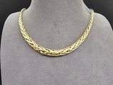 un collier en or sur un mannequin mannequin mannequin mannequin mannequin mannequin mannequin mannequin mannequin mannequin