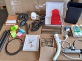 une table sur laquelle se trouvent plusieurs objets