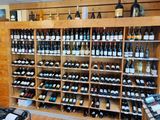 de nombreuses bouteilles de vin sur les étagères du caviste