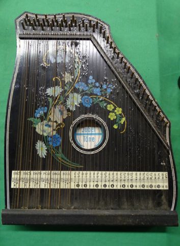 Cithare JUBEL TONE en bois noirci et laqué à décor de fleurs sur ...