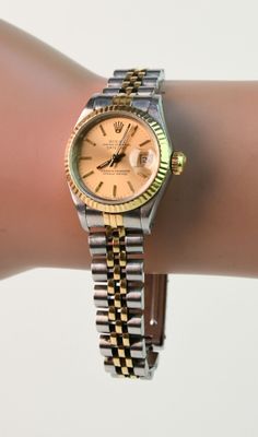 le poignet d'une femme sur lequel est posée une montre