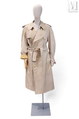un trench-coat beige sur un mannequin, sur fond blanc